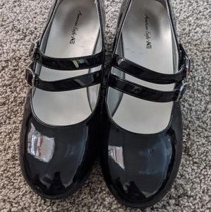 American Eagle High Heel shoe. Size 2 1/2 kids